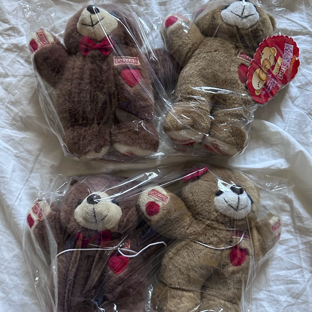 4 Kissing Teddy Bear Lot with Heart Details - Brown